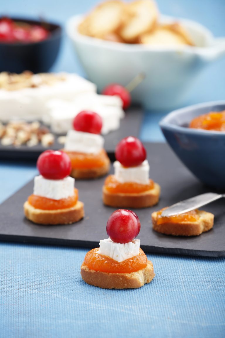 Tostinhas de queijo com doce de cenoura