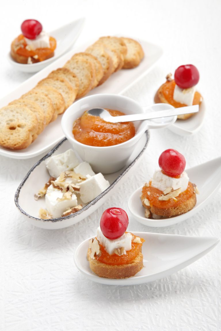 Tostinhas de queijo com doce de cenoura